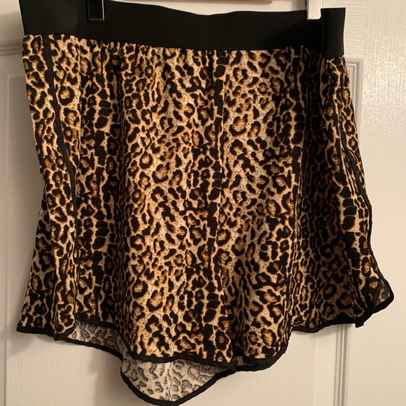 Shein plus leopard print shorts - Picture 2 of 3